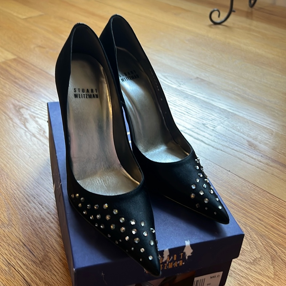Authentic Stuart Weitzman sz 6 satin crystal pumps